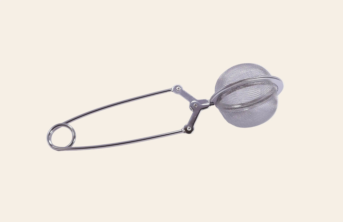 Boule de 5 cm de la pince à thé montrant le tamis en maille fine, offrant suffisamment d'espace pour une portion de thé adaptée à un mug.