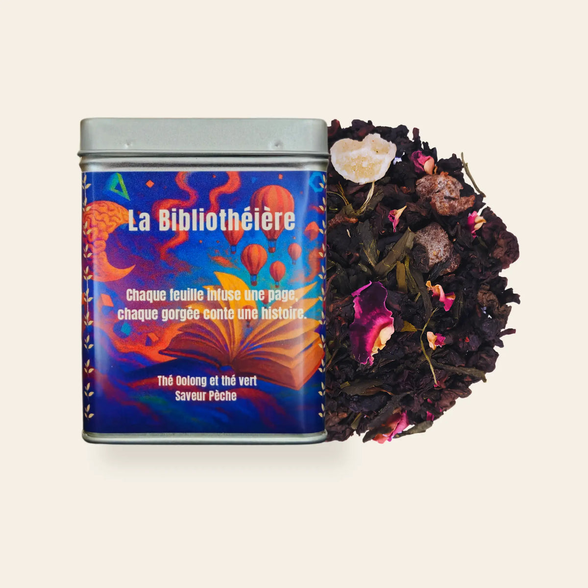 Boîte 100g de thé Oolong et thé vert pêche en vrac Le Grimoire de La Bibliothéière, feuilles et pétales visibles près de la boîte.