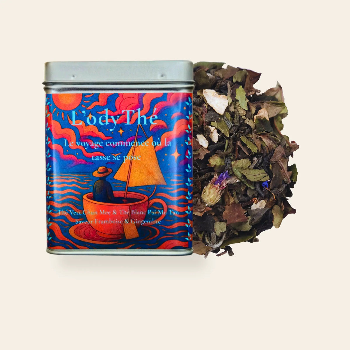 Boîte 100g de thé vert Chun Mee et thé blanc Pai Mu Tan framboise gingembre en vrac L'OdyThé de La Bibliothéière, feuilles visibles à côté du contenant.