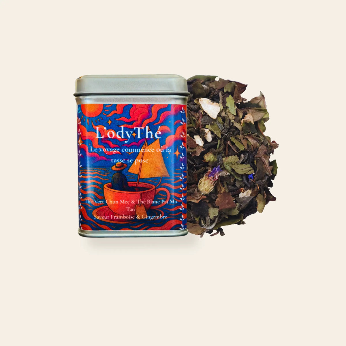 Boîte 50g de thé vert Chun Mee et thé blanc Pai Mu Tan framboise gingembre en vrac L'OdyThé de La Bibliothéière, feuilles visibles à côté du contenant.