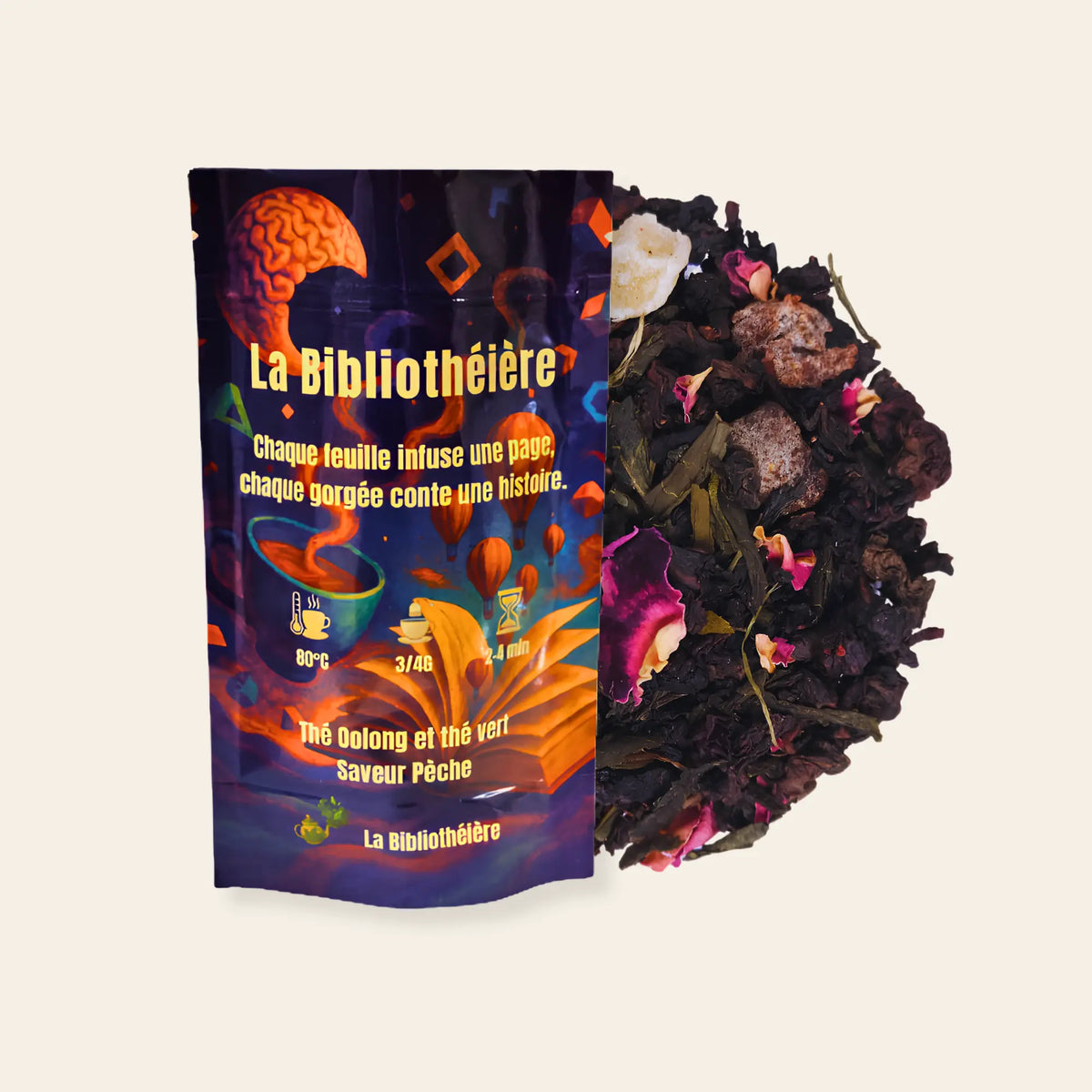 Sachet de thé en vrac Oolong et thé vert saveur pêche de La Bibliothéière, présenté avec son mélange de feuilles de thé, pétales et fruits secs au premier plan.