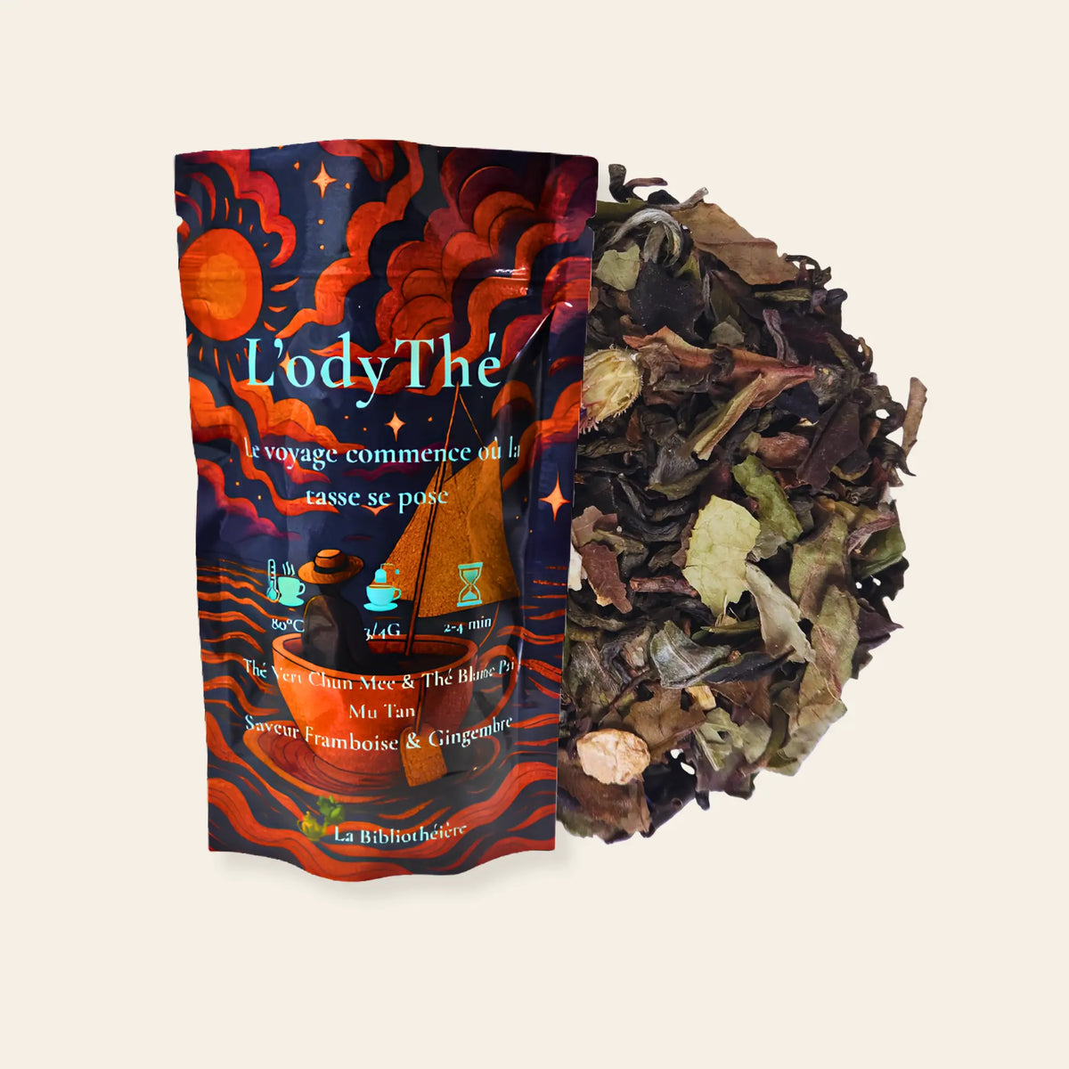 Mélange de thé vert Chun Mee et thé blanc Pai Mu Tan en vrac L'odyThé par La Bibliothéière, saveur framboise et gingembre. Sachet illustré et feuilles de thé de qualité supérieure visibles.