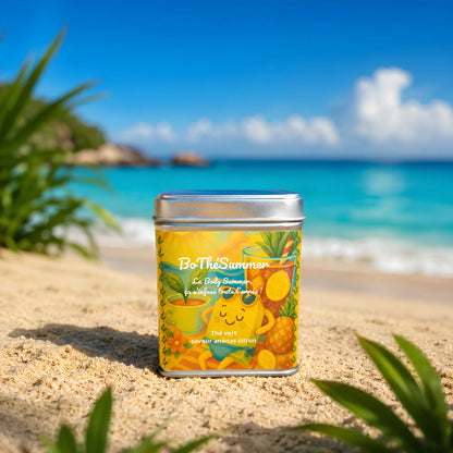 Petite boîte à thé métallique hermétique illustrée, saveur ananas et citron, décor de plage tropicale.