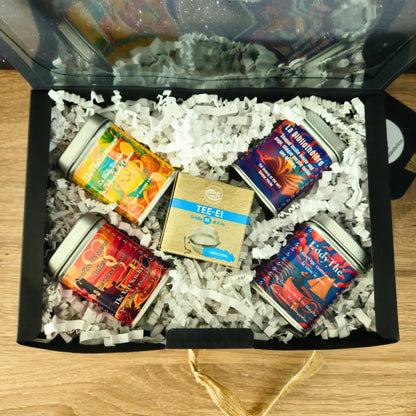 Coffret cadeau La Bibliothéière ouvert, quatre boîtes de thé en vrac et une boule à thé inox