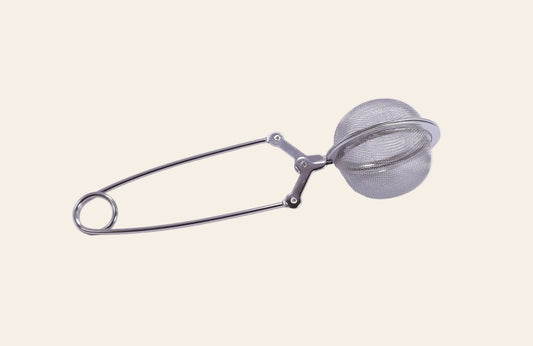 Boule de 5 cm de la pince à thé montrant le tamis en maille fine, offrant suffisamment d'espace pour une portion de thé adaptée à un mug.
