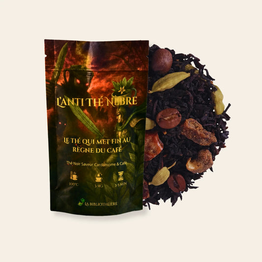 Sachet de thé noir L'Anti Thé Nèbre de La Bibliothéière, saveurs cardamome et café, à côté des feuilles en vrac et de grains de café