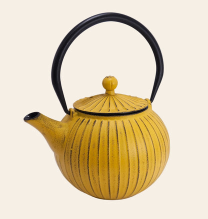 Théière en fonte jaune de 800ml au design strié moderne, style japonais pour une conservation de la chaleur durable.