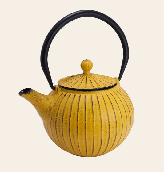 Théière en fonte jaune de 800ml au design strié moderne, style japonais pour une conservation de la chaleur durable.