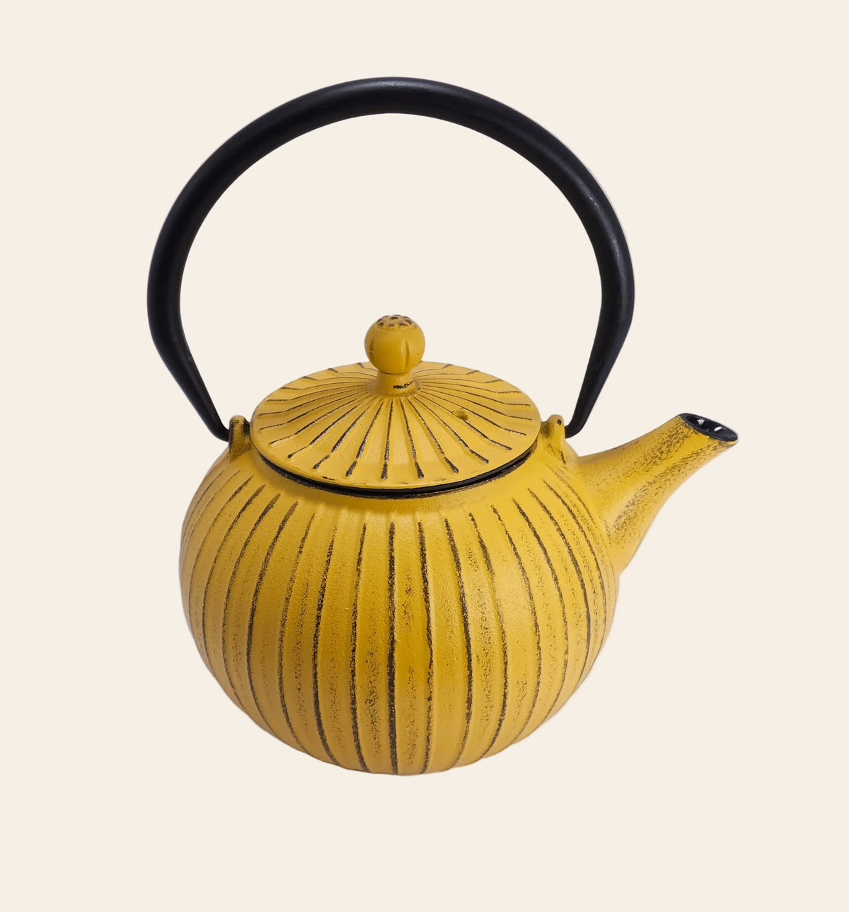 Théière japonaise jaune de 0,8L en fonte, objet de décoration pour la cuisine et service à thé élégant.