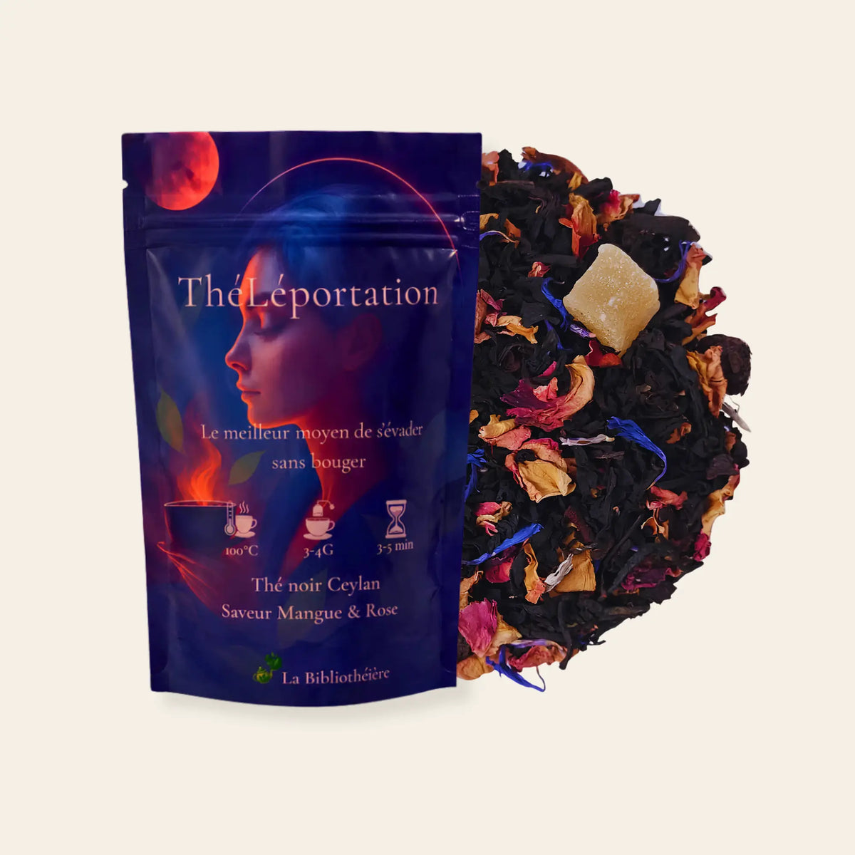 Thé noir Ceylan en vrac ThéLéportation de La Bibliothéière, mélange raffiné saveur mangue et rose. Sachet illustré avec thé en feuilles, pétales de rose et morceaux de fruits visibles.
