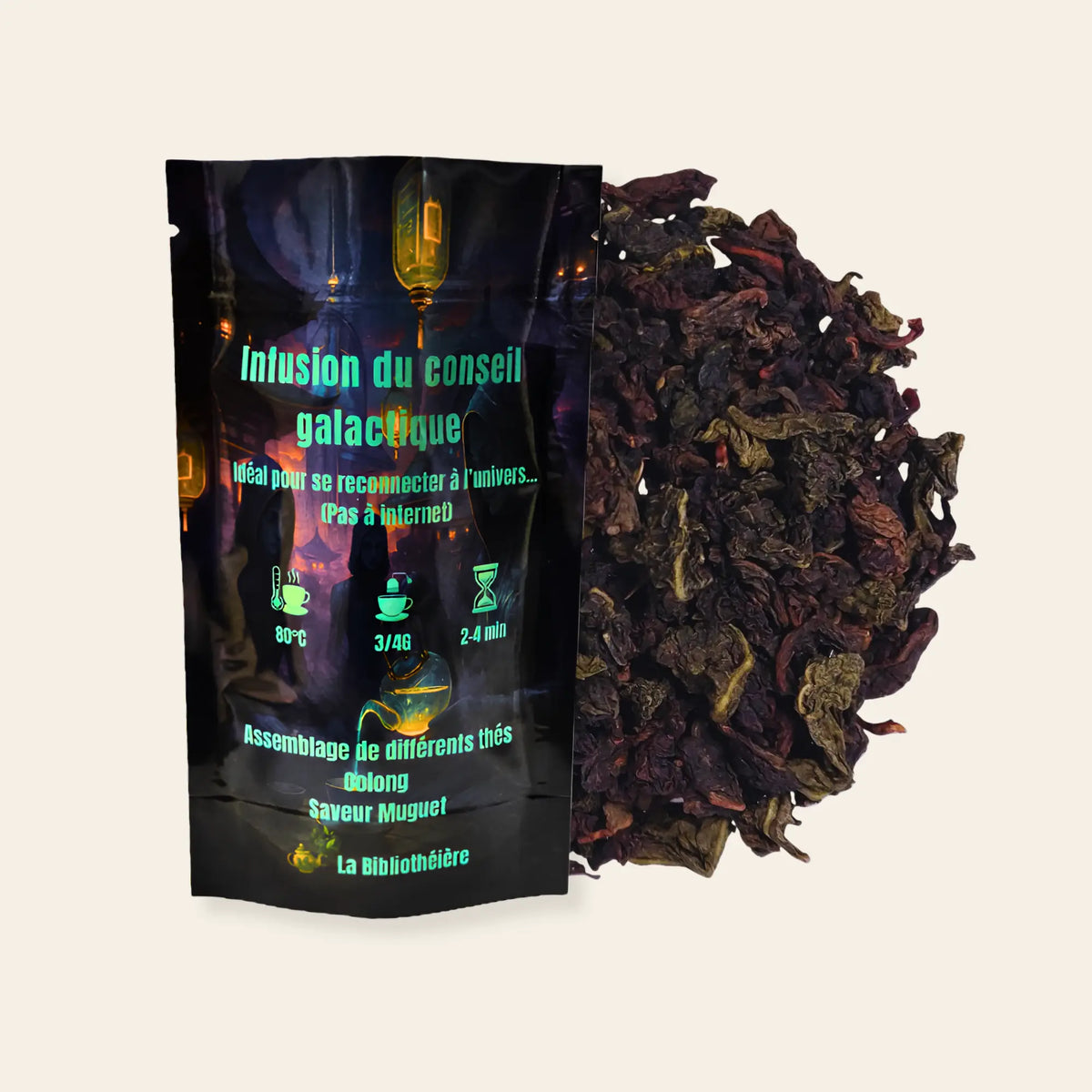 Thé Oolong en vrac Infusion du conseil galactique par La Bibliothéière, assemblage parfumé à la saveur de muguet. Sachet illustré mystique avec thé Oolong en feuilles sombres au premier plan