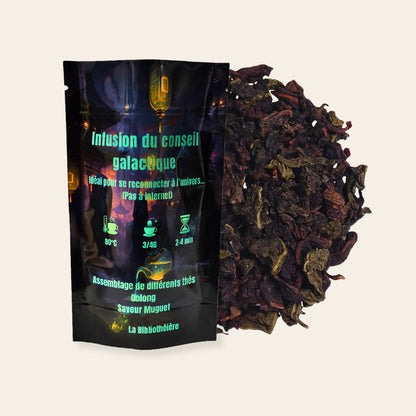 Thé Oolong en vrac Infusion du conseil galactique par La Bibliothéière, assemblage parfumé à la saveur de muguet. Sachet illustré mystique avec thé Oolong en feuilles sombres au premier plan