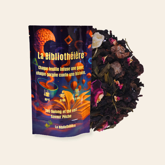 Sachet de thé en vrac Oolong et thé vert saveur pêche de La Bibliothéière, présenté avec son mélange de feuilles de thé, pétales et fruits secs au premier plan.