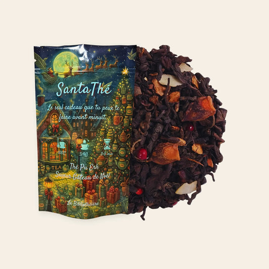 Thé Pu Erh en vrac SantaThé de La Bibliothéière, mélange épicé saveur Gâteau de Noël. Sachet illustré sur le thème des fêtes avec thé noir en feuilles et ingrédients festifs au premier plan.