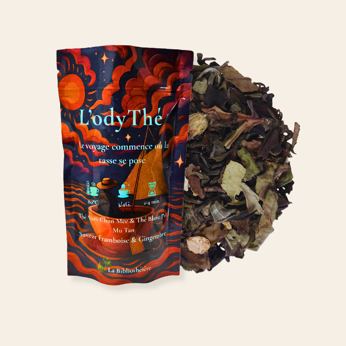 Mélange de thé vert Chun Mee et thé blanc Pai Mu Tan en vrac L'odyThé par La Bibliothéière, saveur framboise et gingembre. Sachet illustré et feuilles de thé de qualité supérieure visibles.