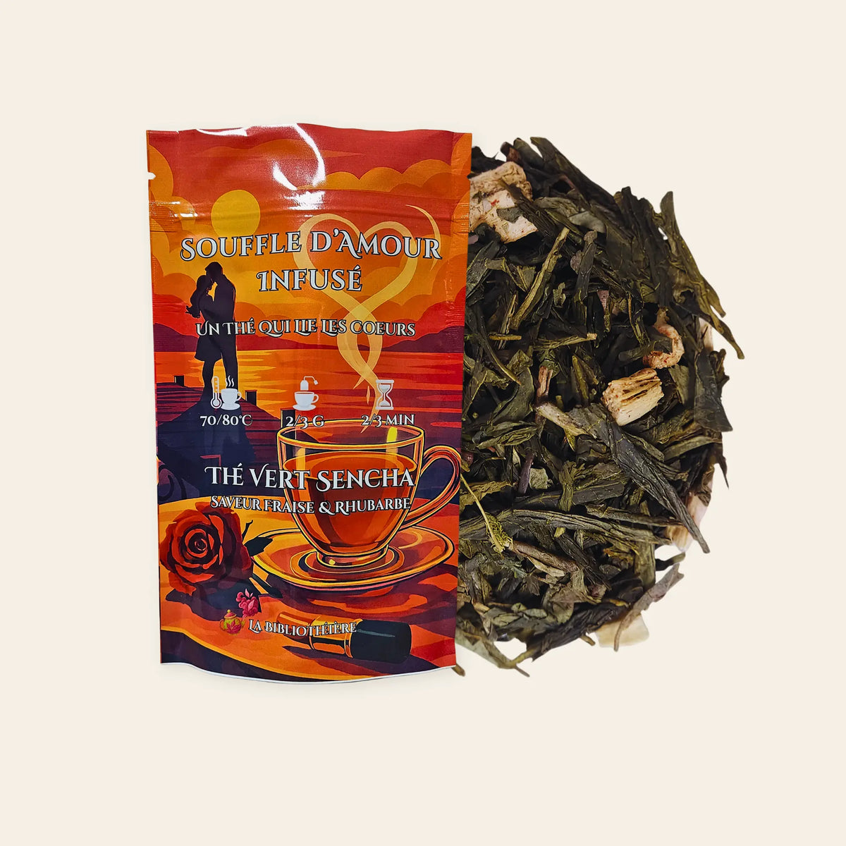 Thé vert Sencha en vrac Souffle d'Amour, mélange gourmand saveur fraise et rhubarbe par La Bibliothéière. Sachet refermable avec feuilles de thé de qualité et éclats de fruits.