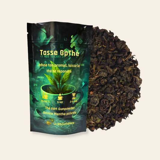 Thé vert Gunpowder en vrac Tasse GpThé de La Bibliothéière, mélange aromatisé à la menthe poivrée. Sachet illustré et thé vert en billes de qualité supérieure au premier plan.