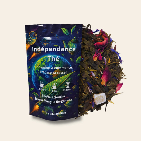 Thé vert Sencha en vrac Indépendance de La Bibliothéière, mélange aromatisé mangue et bergamote. Sachet illustré et thé en feuilles premium avec fleurs et fruits visibles.