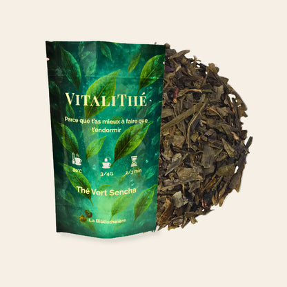 Sachet de thé vert Sencha en vrac Vitalithé par La Bibliothéière. Mélange de feuilles de thé vert premium, idéal pour un réveil énergisant, présenté avec son sachet illustré.